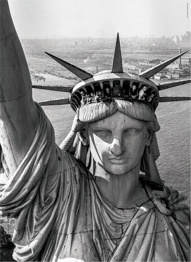 Iconic Statue of Liberty motif