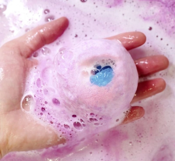 Вана, пълна с цветове и шуптящо забавление