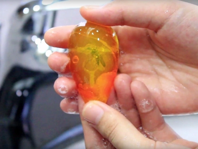 Готов кехлибар с ботанически мотив