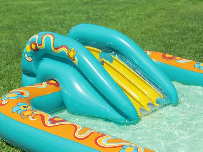 Стабилна пързалка, здраво закрепена към дъното