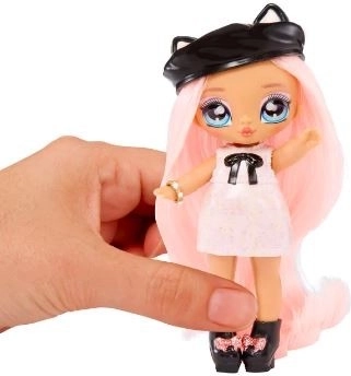 Сладка мини кукла, готова за игра