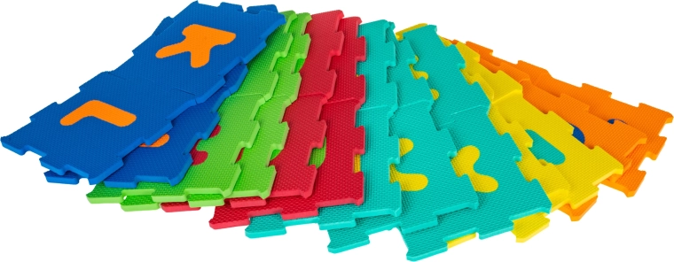 Versatile assembly of a mat and 3D shapes