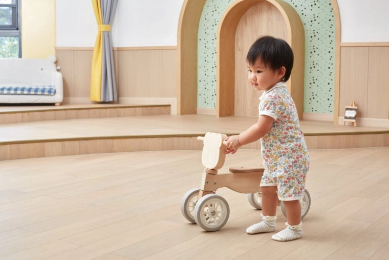 Сигурно блокиране на кормилото и задна опора