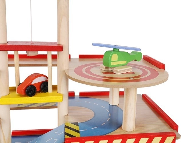 Многоетажно забавление с асансьор и хелипад