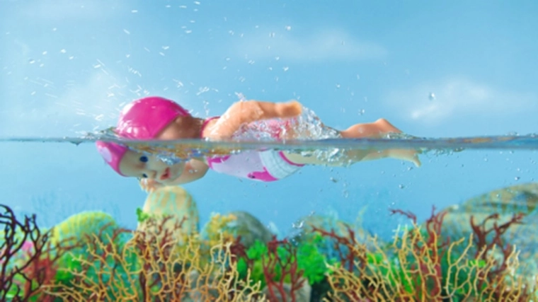 Плува и забавлява във водата