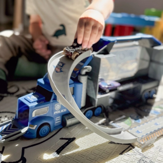 Разгъваща се състезателна писта с екшън