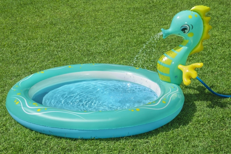 Seahorse sprayer for refreshing fun