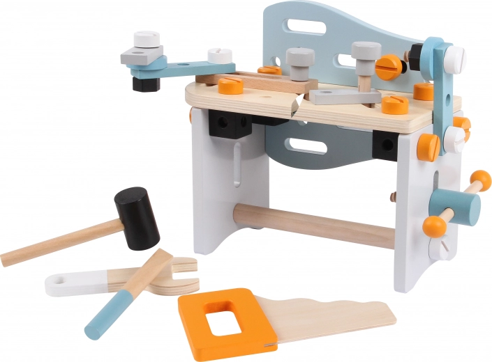 Дървена работилница с инструменти