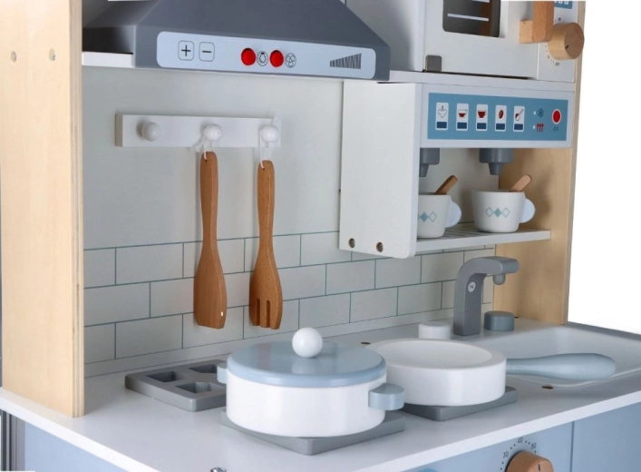 Реалистични детайли и интерактивно управление