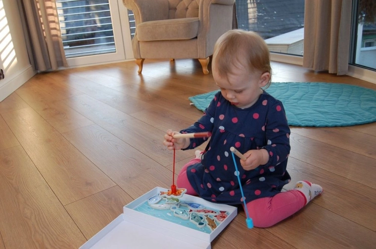 Помага за развитие на моторните умения