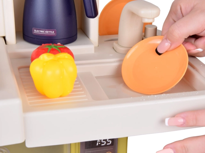 Истински течаща вода в мивката