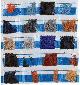 Богата палитра цветни камъчета