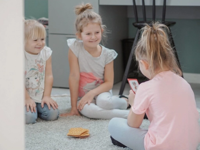 Подкрепя комуникацията и концентрацията