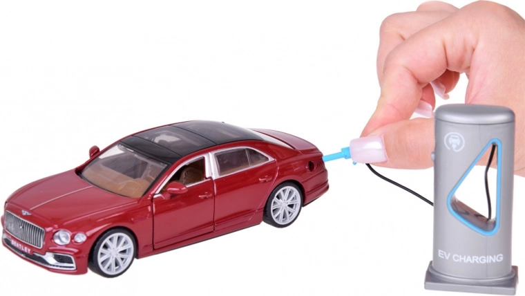 Отварящи се врати и детайлен интериор