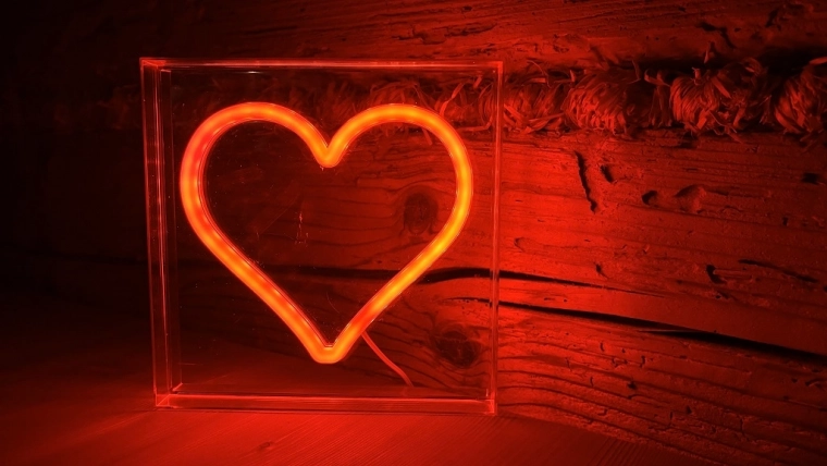 Изчистен дизайн в прозрачен панел