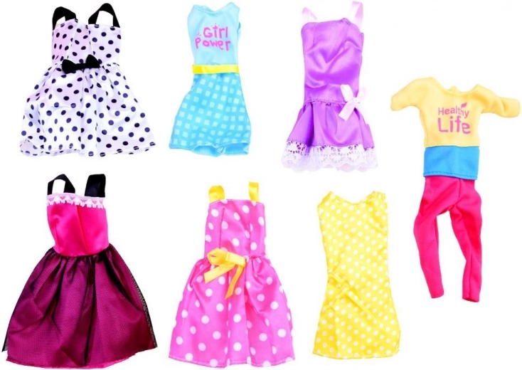 Много тоалети, обувки и аксесоари