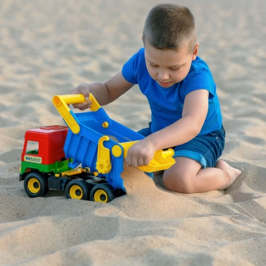 Забавление в пясъка и в градината