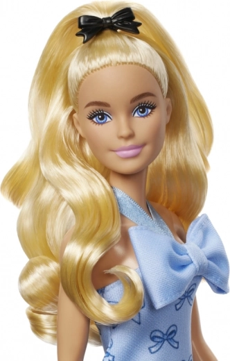 Детайлен външен вид и дълга коса