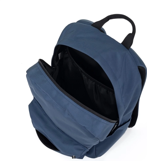 Spacious main compartment and quick access