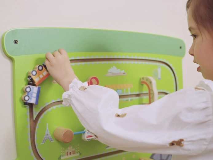 Зелен вагон с плъзгаща писта и въртящи се кубчета