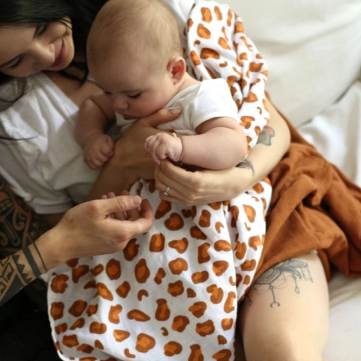 Щедър размер 120 × 120 см за универсална употреба