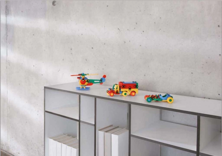 Цветен модел, който изпъква и на рафта