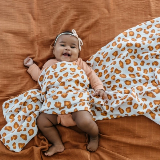 Стилен мотив бял леопард