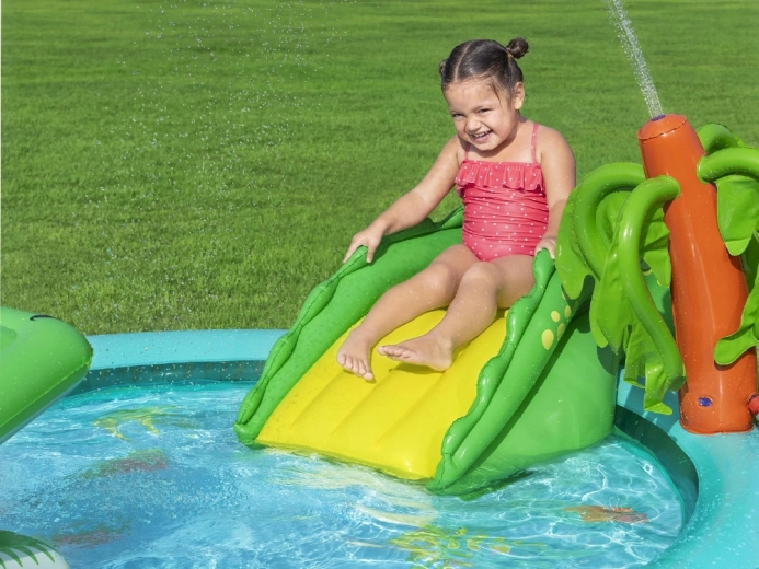 Пързалка и палма с пръскачка