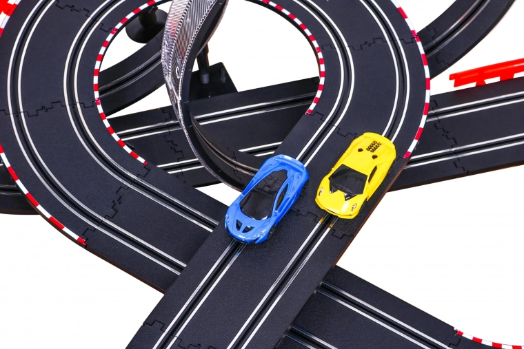 Dynamic track with loops and curves
