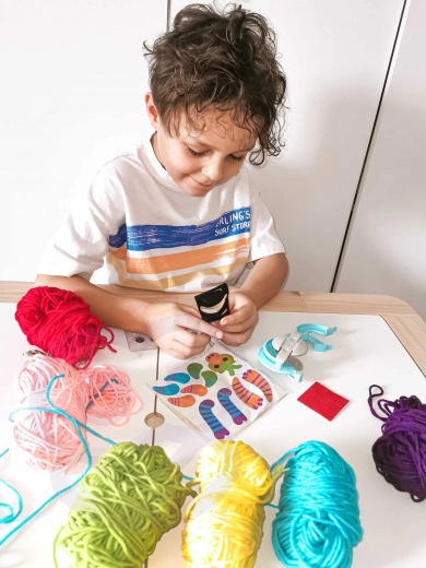 Подкрепя креативността и моториката