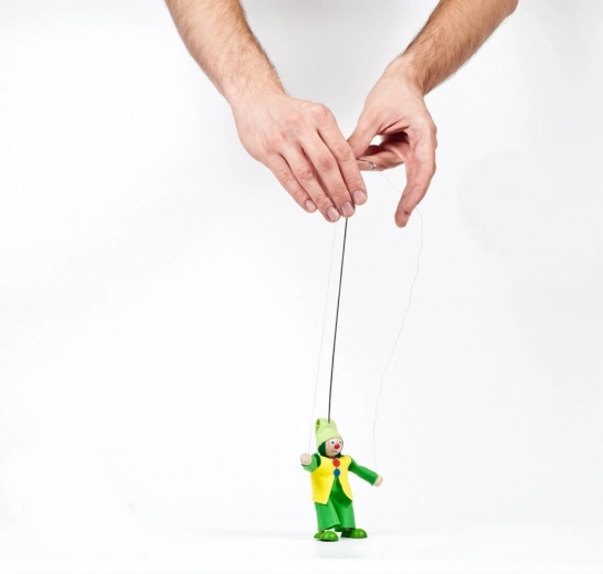 Movable arms thanks to guiding strings