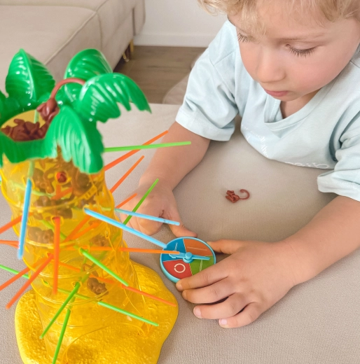 Развива моториката