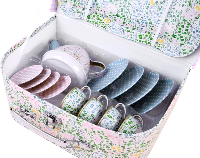 Всичко подредено и прибрано в куфарчето