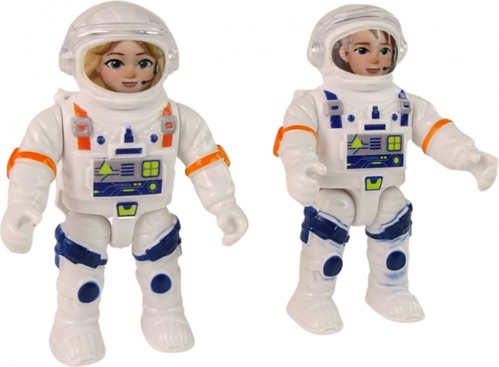 Двама реалистични астронавти