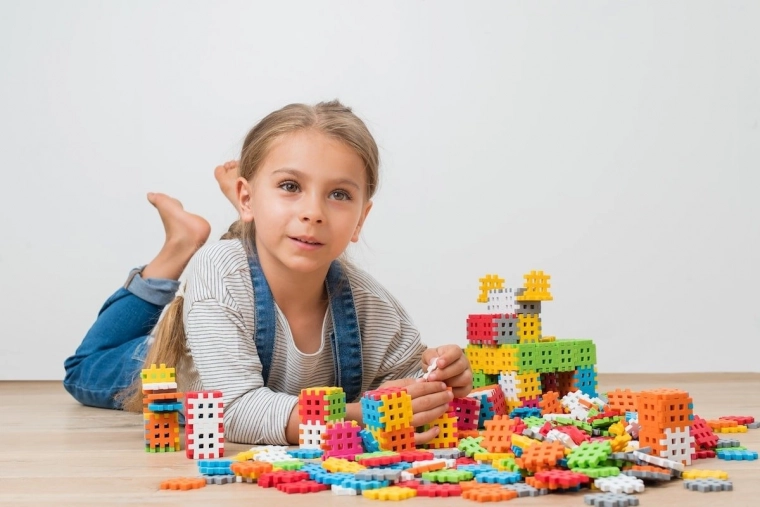 Многостранно приложение и учене чрез игра