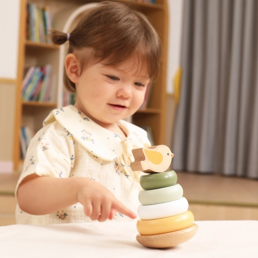 Забавна игра с очарователната птичка