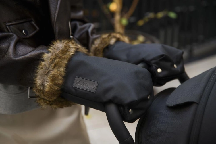 Лесно прикрепяне към повечето колички